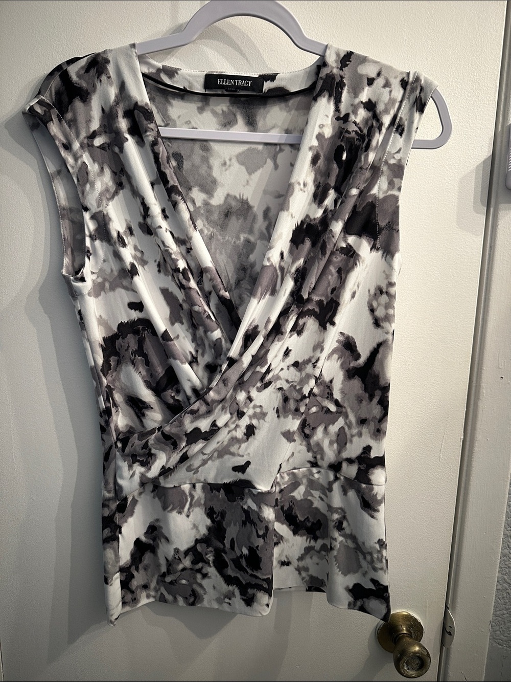 Ellen Tracy White Black Gray Abstract Sleeveless Wrap Top